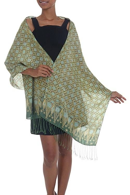 Green Truntum Patterned 100 Silk Batik Shawl 'Truntum Ijo' Green Truntum Patterned 100 Silk Batik Shawl 'Truntum Ijo'