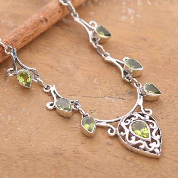 Traditional 11-Carat Natural Pear Peridot Link Necklace 'Mughal Luck'