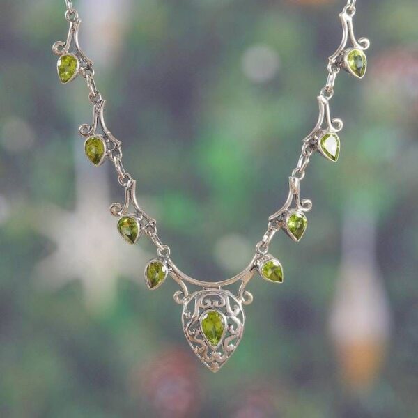 Traditional 11-Carat Natural Pear Peridot Link Necklace 'Mughal Luck'